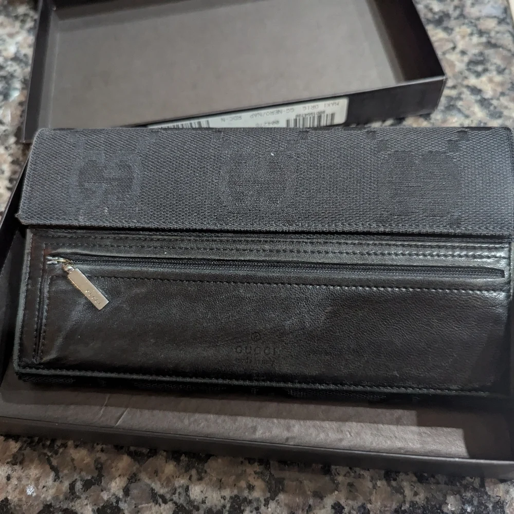 Gucci Black wallet with box